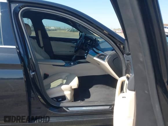 2017 BMW 5 Series 530i xDrive с VIN WBAJA7C36HWA70417, выставлен на аукционе IAAI как лот 43114087 с пробегом 69 736 миль миль и . История ставок и продаж доступна на DreamBid. Изображение 5.