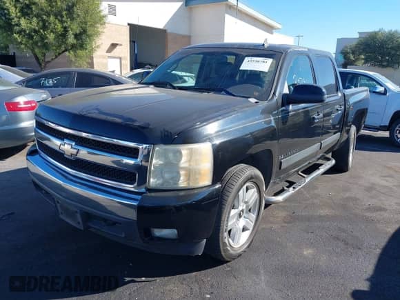 2008 Chevrolet Silverado 1500 1LT z VIN 2GCEC13JX81163391, wystawiony jako IAAI lot #43530781 z przebiegiem 204 330 mil mil oraz . Historia ofert i sprzedaży dostępna na DreamBid. Obrazek 2.