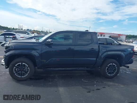 2024 Toyota Tacoma SR5 z VIN 3TYKB5FN6RT007410, wystawiony jako IAAI lot #43205199 z przebiegiem 26 768 mil mil oraz . Historia ofert i sprzedaży dostępna na DreamBid. Obrazek 15.