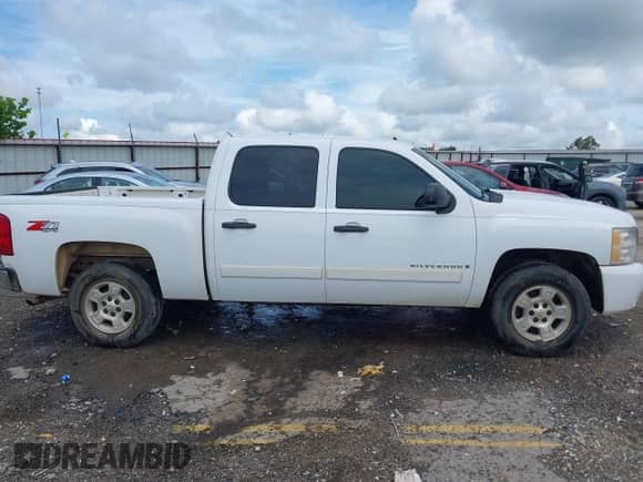 2007 Chevrolet Silverado 1500 1LT z VIN 3GCEK13M27G503233, wystawiony jako IAAI lot #42487465 z przebiegiem 220 704 mil mil oraz . Historia ofert i sprzedaży dostępna na DreamBid. Obrazek 13.