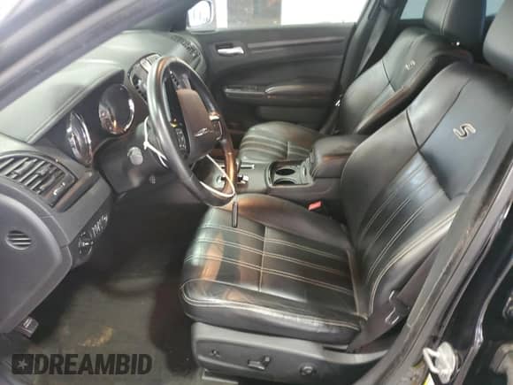 2012 Chrysler 300 S z VIN 2C3CCABG3CH257016, wystawiony jako Copart lot #85086145 z przebiegiem 143 003 mil mil oraz Szkoda całkowita • Salvage title. Historia ofert i sprzedaży dostępna na DreamBid. Obrazek 7.