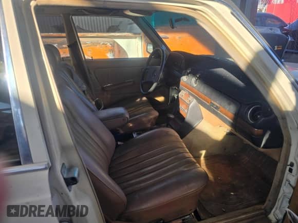 1985 Mercedes-Benz 300 с VIN WDBAB33C9FA264146, выставлен на аукционе Copart как лот 84771964 с пробегом 124 629 миль миль и Чистый • Clean title. История ставок и продаж доступна на DreamBid. Изображение 5.