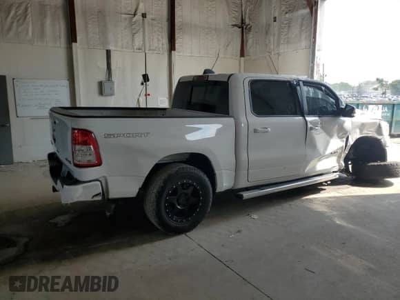 2020 Ram 1500 Big Horn z VIN 1C6RRFFG2LN230528, wystawiony jako Copart lot #68477545 z przebiegiem 83 738 mil mil oraz Szkoda całkowita • Salvage title. Historia ofert i sprzedaży dostępna na DreamBid. Obrazek 3.