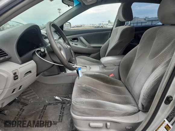 2011 Toyota Camry LE z VIN 4T4BF3EK6BR109109, wystawiony jako Copart lot #81679245 z przebiegiem 262 679 mil mil oraz Czysty tytuł • Clean title. Historia ofert i sprzedaży dostępna na DreamBid. Obrazek 7.