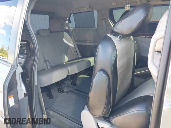 2015 Toyota Sienna XLE z VIN 5TDYK3DCXFS655064, wystawiony jako IAAI lot #43445181 z przebiegiem 235 268 mil mil oraz . Historia ofert i sprzedaży dostępna na DreamBid. Obrazek 8.