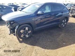 2024 Hyundai Kona SEL с VIN KM8HB3ABXRU121957, выставлен на аукционе Copart как лот 77496674 с пробегом 6 927 миль миль и Списание • Salvage title. История ставок и продаж доступна на DreamBid. Изображение 1.