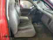 2001 Dodge Dakota z VIN 1B7FL26XX1S241586, wystawiony jako Copart lot #54127795 z przebiegiem 334 286 mil mil oraz Szkoda całkowita • Salvage title. Historia ofert i sprzedaży dostępna na DreamBid. Obrazek 7.