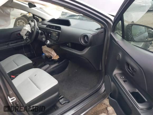 2015 Toyota Prius One z VIN JTDKDTB31F1580917, wystawiony jako IAAI lot #43198076 z przebiegiem 138 011 mil mil oraz . Historia ofert i sprzedaży dostępna na DreamBid. Obrazek 5.