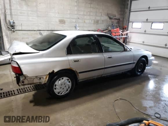 1996 Honda Accord with VIN 1HGCE664XTA019179, listed as a Copart auction lot 71292254 with 249,705 mi miles and Salvage title. Bid and sale history available at DreamBid. Image 3.