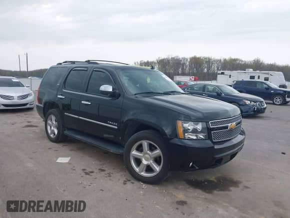 2014 Chevrolet Tahoe LTZ z VIN 1GNSKCE0XER233116, wystawiony jako IAAI lot #41994763 z przebiegiem 160 731 mil mil oraz . Historia ofert i sprzedaży dostępna na DreamBid. Obrazek 1.