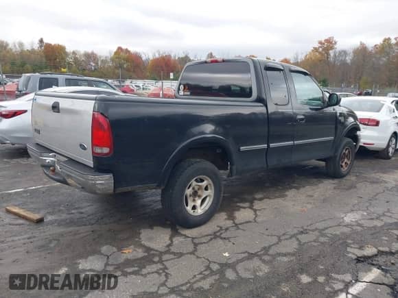 1998 Ford F-150 z VIN 1FTZX18W9WNC00565, wystawiony jako IAAI lot #43602448 z przebiegiem 101 751 mil mil oraz . Historia ofert i sprzedaży dostępna na DreamBid. Obrazek 4.