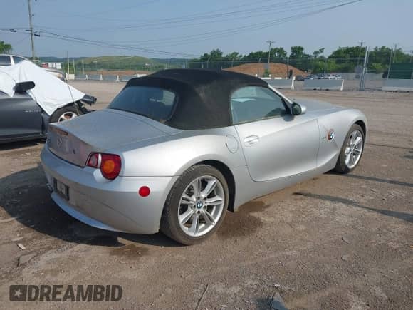 2003 BMW Z4 3.0i with VIN 4USBT53443LU04380, listed as a IAAI auction lot 42422703 with 28,594 mi miles and . Bid and sale history available at DreamBid. Image 4.