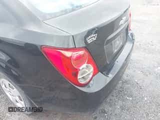 2016 Chevrolet Sonic LS z VIN 1G1JA5SH6G4175818, wystawiony jako IAAI lot #43413985 z przebiegiem 166 856 mil mil oraz . Historia ofert i sprzedaży dostępna na DreamBid. Obrazek 6.