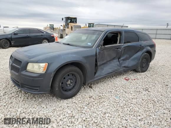 2008 Dodge Magnum with VIN 2D4FV47T98H238927, listed as a Copart auction lot 46941155 with 135,754 mi miles and Salvage title. Bid and sale history available at DreamBid. Image 1.