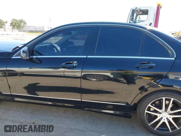 2014 Mercedes-Benz C 250 Sport с VIN WDDGF4HB3EG241520, выставлен на аукционе IAAI как лот 43016977 с пробегом 89 674 миль миль и . История ставок и продаж доступна на DreamBid. Изображение 15.