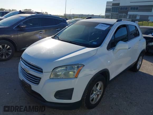 2016 Chevrolet Trax LT z VIN KL7CJLSB8GB608483, wystawiony jako IAAI lot #43492095 z przebiegiem 101 498 mil mil oraz . Historia ofert i sprzedaży dostępna na DreamBid. Obrazek 2.
