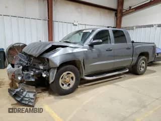 2007 Dodge Dakota SLT z VIN 1D7HE48P67S198715, wystawiony jako Copart lot #46497595 z przebiegiem 171 572 mil mil oraz Szkoda całkowita • Salvage title. Historia ofert i sprzedaży dostępna na DreamBid. Obrazek 1.