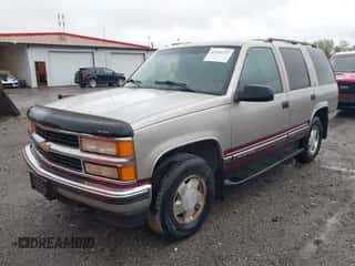 1999 Chevrolet Tahoe z VIN 1GNEK13RXXJ374207, wystawiony jako IAAI lot #43368203 z przebiegiem 148 511 mil mil oraz . Historia ofert i sprzedaży dostępna na DreamBid. Obrazek 2.