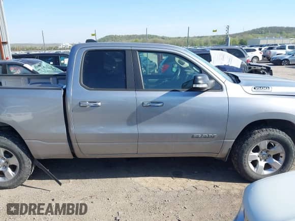 2020 Ram 1500 Big Horn z VIN 1C6SRFBT2LN200059, wystawiony jako IAAI lot #41987816 z przebiegiem 107 675 mil mil oraz . Historia ofert i sprzedaży dostępna na DreamBid. Obrazek 14.