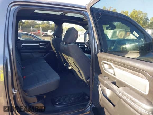 2022 Ram 1500 Big Horn z VIN 1C6RRFFG8NN297170, wystawiony jako IAAI lot #43198362 z przebiegiem 83 942 mil mil oraz . Historia ofert i sprzedaży dostępna na DreamBid. Obrazek 8.