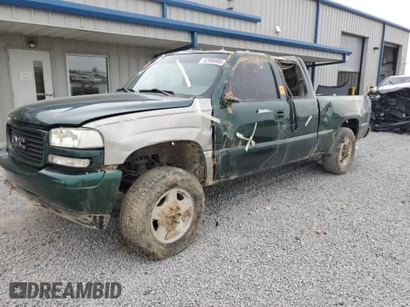 2001 GMC Sierra 1500 SLE z VIN 2GTEC19V411310370, wystawiony jako Copart lot #52950885 z przebiegiem 240 629 mil mil oraz Szkoda całkowita • Salvage title. Historia ofert i sprzedaży dostępna na DreamBid. Obrazek 1.