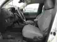 2023 Toyota Tacoma SR z VIN 3TYRZ5CN9PT026979, wystawiony jako Copart lot #85715965 z przebiegiem 70 943 mil mil oraz Szkoda całkowita • Salvage title. Historia ofert i sprzedaży dostępna na DreamBid. Obrazek 7.