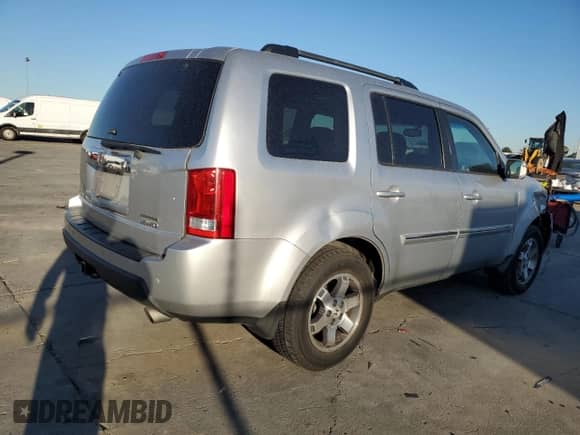 2010 Honda Pilot Touring with VIN 5FNYF4H97AB006893, listed as a Copart auction lot 82216215 with 237,897 mi miles and Salvage title. Bid and sale history available at DreamBid. Image 3.