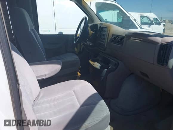 1999 Chevrolet Express z VIN 1GBFG15R9X1030898, wystawiony jako IAAI lot #42874658 z przebiegiem Nie podano mil oraz . Historia ofert i sprzedaży dostępna na DreamBid. Obrazek 5.