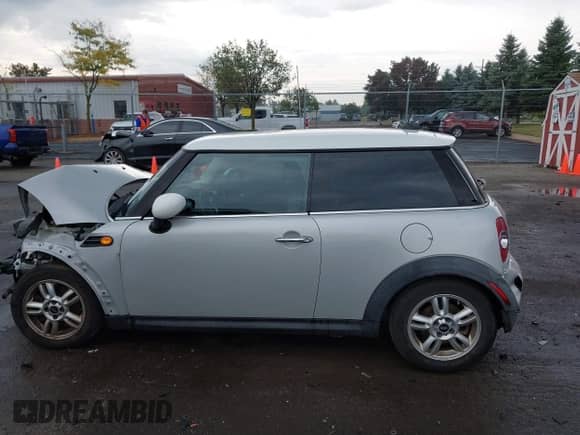 2012 MINI Hardtop z VIN WMWSU3C56CT539812, wystawiony jako IAAI lot #43268307 z przebiegiem 108 198 mil mil oraz . Historia ofert i sprzedaży dostępna na DreamBid. Obrazek 14.