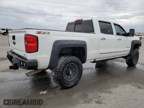 2018 Chevrolet Silverado 2500HD LTZ z VIN 1GC1KWEG4JF208534, wystawiony jako Copart lot #85362345 z przebiegiem 104 051 mil mil oraz Szkoda całkowita • Salvage title. Historia ofert i sprzedaży dostępna na DreamBid. Obrazek 3.