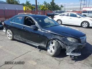 2011 Mercedes-Benz C 300 Sport z VIN WDDGF5EB7BA444693, wystawiony jako IAAI lot #43193615 z przebiegiem 81 273 mil mil oraz . Historia ofert i sprzedaży dostępna na DreamBid. Obrazek 1.