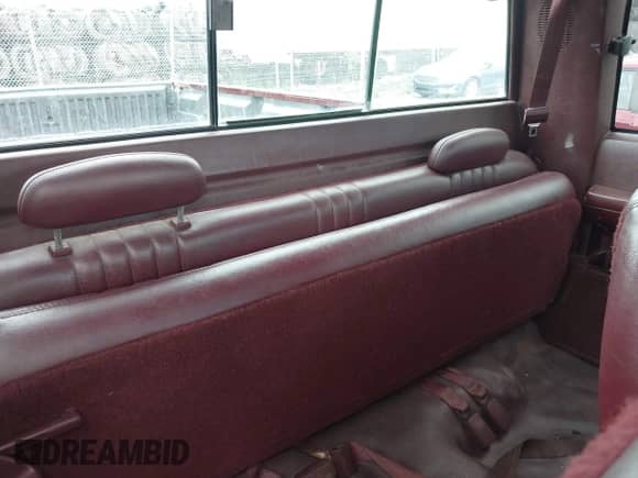 1998 Chevrolet Silverado 2500 z VIN 1GCGC29R5WE213122, wystawiony jako IAAI lot #42668999 z przebiegiem 124 972 mil mil oraz . Historia ofert i sprzedaży dostępna na DreamBid. Obrazek 8.