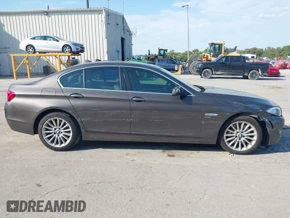2012 BMW 5 Series 535i xDrive с VIN WBAFU7C57CDU64007, выставлен на аукционе IAAI как лот 43203459 с пробегом 126 068 миль миль и . История ставок и продаж доступна на DreamBid. Изображение 13.