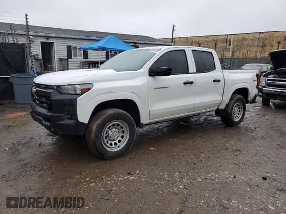 2023 Chevrolet Colorado 4WD Work Truck z VIN 1GCPTBEK3P1140835, wystawiony jako Copart lot #56874755 z przebiegiem 48 728 mil mil oraz Szkoda całkowita • Salvage title. Historia ofert i sprzedaży dostępna na DreamBid. Obrazek 1.