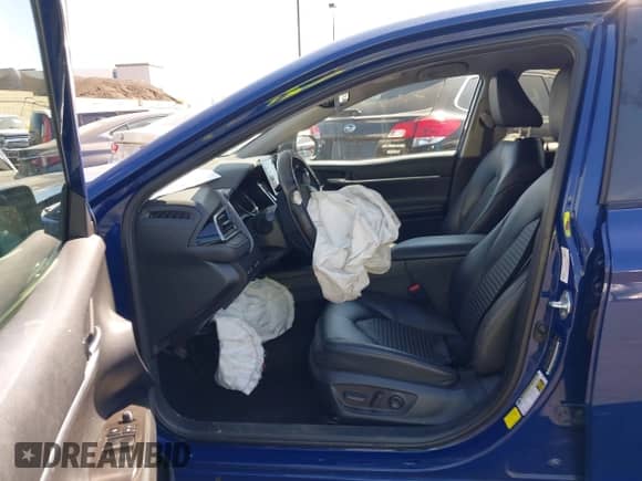 2023 Toyota Camry SE z VIN 4T1T11AK6PU158700, wystawiony jako IAAI lot #43312055 z przebiegiem 49 320 mil mil oraz . Historia ofert i sprzedaży dostępna na DreamBid. Obrazek 5.