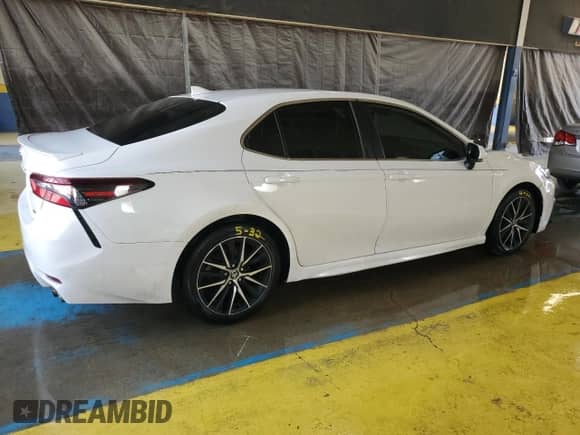 2021 Toyota Camry SE z VIN 4T1S11AK4MU450160, wystawiony jako Copart lot #56654905 z przebiegiem 68 192 mil mil oraz Czysty tytuł • Clean title. Historia ofert i sprzedaży dostępna na DreamBid. Obrazek 3.