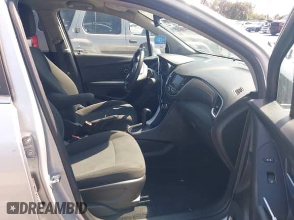2022 Chevrolet Trax LS с VIN KL7CJKSM5NB552334, выставлен на аукционе IAAI как лот 42794363 с пробегом 57 394 миль миль и . История ставок и продаж доступна на DreamBid. Изображение 5.