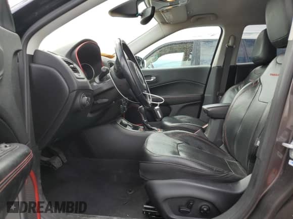 2019 Jeep Compass Trailhawk z VIN 3C4NJDDBXKT780200, wystawiony jako Copart lot #84975535 z przebiegiem 43 811 mil mil oraz Czysty tytuł • Clean title. Historia ofert i sprzedaży dostępna na DreamBid. Obrazek 7.