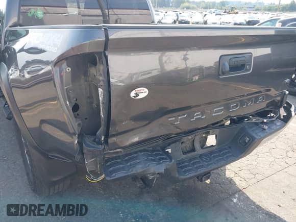2019 Toyota Tacoma SR z VIN 3TMCZ5AN6KM229020, wystawiony jako IAAI lot #43090158 z przebiegiem 117 151 mil mil oraz . Historia ofert i sprzedaży dostępna na DreamBid. Obrazek 6.