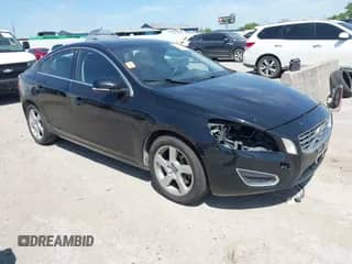 2013 Volvo S60 T5 Premier с VIN YV1612FSXD1212703, выставлен на аукционе IAAI как лот 42607893 с пробегом 158 805 миль миль и . История ставок и продаж доступна на DreamBid. Изображение 1.