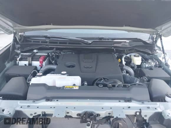 2025 Toyota Tundra Limited with VIN 5TFJA5DB3SX323804, listed as a IAAI auction lot 43213270 with 202 mi miles and . Bid and sale history available at DreamBid. Image 10.