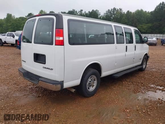 2003 Chevrolet Express Passenger with VIN 1GAHG39U231113283, listed as a IAAI auction lot 42489585 with 102,467 mi miles and . Bid and sale history available at DreamBid. Image 4.