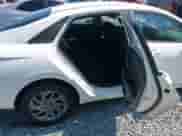 2024 Hyundai Elantra SEL z VIN KMHLM4DG6RU648718, wystawiony jako IAAI lot #43110710 z przebiegiem 52 349 mil mil oraz . Historia ofert i sprzedaży dostępna na DreamBid. Obrazek 8.