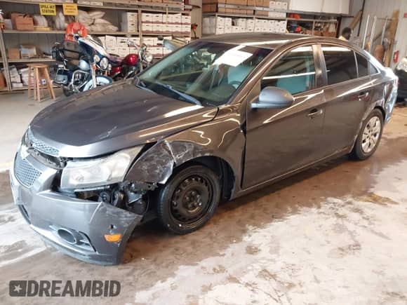 2014 Chevrolet Cruze LS z VIN 1G1PA5SG4E7185342, wystawiony jako IAAI lot #43365003 z przebiegiem 120 955 mil mil oraz . Historia ofert i sprzedaży dostępna na DreamBid. Obrazek 2.