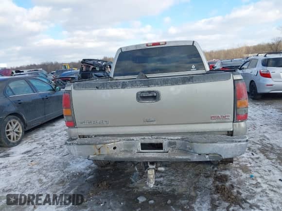 2006 GMC Sierra 1500 SLE1 z VIN 2GTEK13T561244705, wystawiony jako IAAI lot #41328431 z przebiegiem 217 723 mil mil oraz . Historia ofert i sprzedaży dostępna na DreamBid. Obrazek 17.