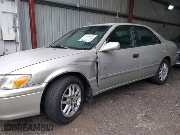 2001 Toyota Camry LE z VIN 4T1BF22K51U958185, wystawiony jako IAAI lot #42913557 z przebiegiem 141 066 mil mil oraz . Historia ofert i sprzedaży dostępna na DreamBid. Obrazek 6.