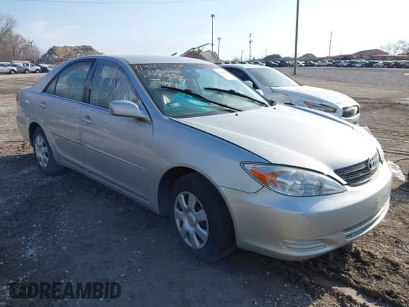 2002 Toyota Camry LE z VIN 4T1BE32K82U102485, wystawiony jako IAAI lot #41344038 z przebiegiem 80 386 mil mil oraz . Historia ofert i sprzedaży dostępna na DreamBid. Obrazek 1.