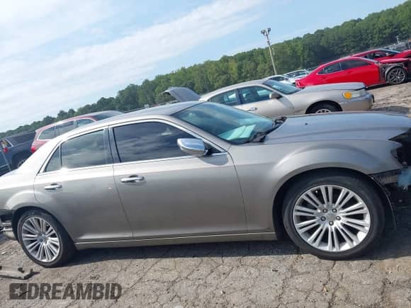 2014 Chrysler 300 C z VIN 2C3CCAEG6EH220900, wystawiony jako IAAI lot #43080522 z przebiegiem 153 817 mil mil oraz . Historia ofert i sprzedaży dostępna na DreamBid. Obrazek 14.