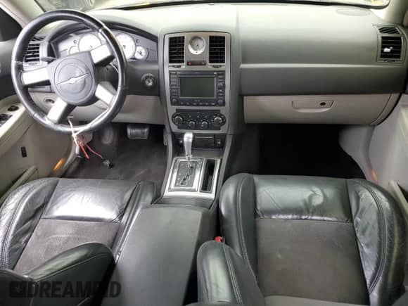 2006 Chrysler 300 C SRT-8 z VIN 2C3LA73W76H102777, wystawiony jako Copart lot #60065925 z przebiegiem 97 765 mil mil oraz Szkoda całkowita • Salvage title. Historia ofert i sprzedaży dostępna na DreamBid. Obrazek 8.