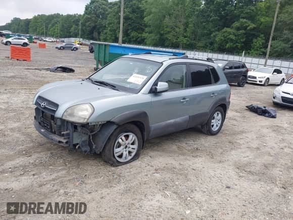 2007 Hyundai Tucson SE z VIN KM8JN72D77U588282, wystawiony jako IAAI lot #42431578 z przebiegiem 241 975 mil mil oraz . Historia ofert i sprzedaży dostępna na DreamBid. Obrazek 2.